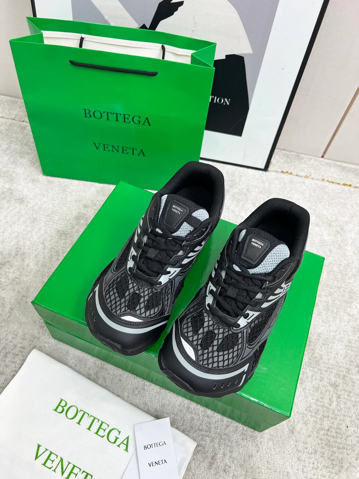 P540. Top version (couples model) Bottega Veneta Bottega Veneta 23ss autumn and winter show BV Orbit sneakers Wang Yibo's same style couples casual shoes dad shoes! Runner sneakers! Original purchase and development!  Made of original lightweight technical mesh fabric, the same as the original version! The process is complicated!  Paired with a rubber outsole designed with a geometric pattern, the high version of the Wang Zha series is actually much taller, but the legs still look slim. Very nice. Durable and playable, standard and version-matching shoe package technology, look for high-end versions. The original outsole is exclusively molded, and the color-blocked TPU outsole is used. The material and weight are the same as the original!  Size: #Female 35-41 (40 and 41 customized sizes are non-refundable) Male 39-45 (45 size customized are non-returnable and exchangeable)